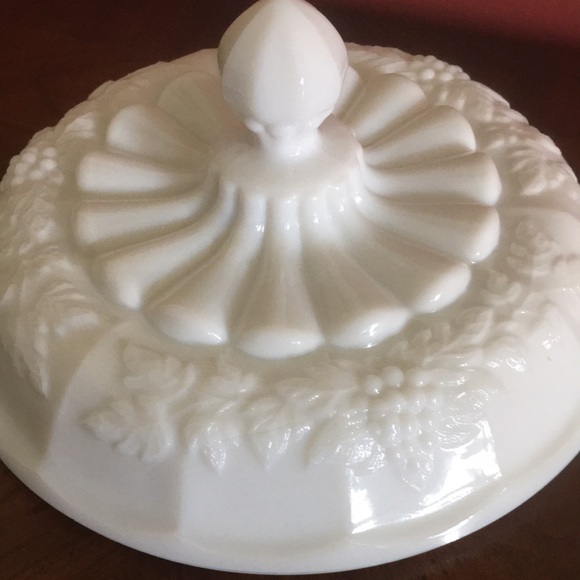 Vintage Westmoreland Grape Milk Large Glass Candy Dish With Lid Signed - Picture 4 of 16